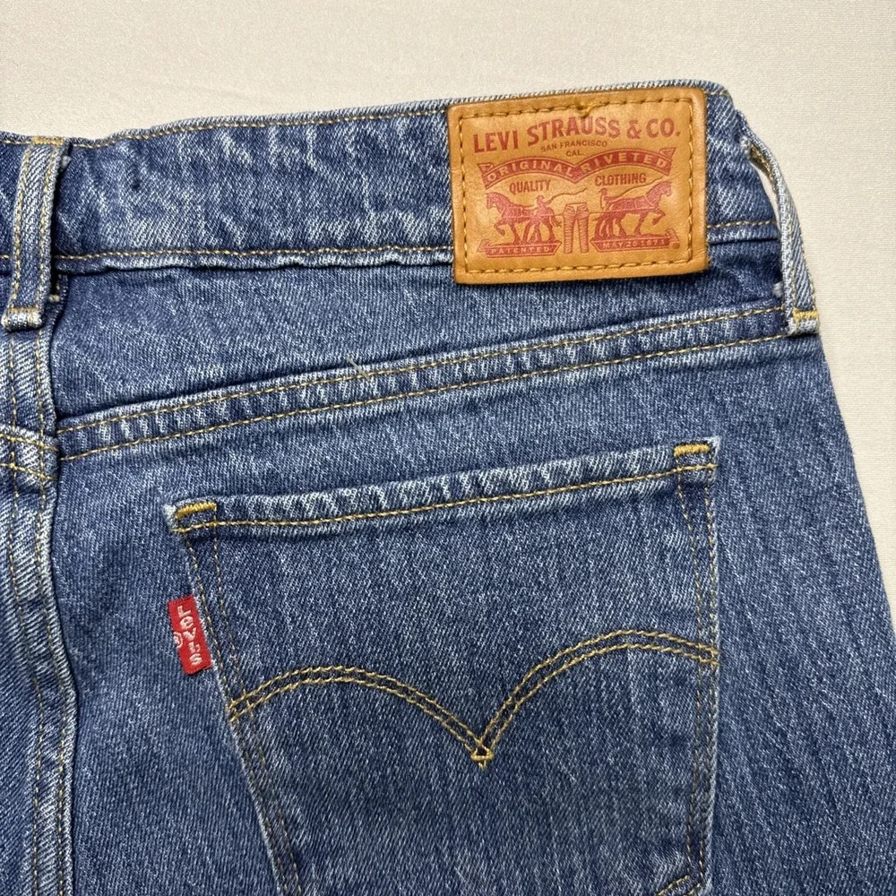 Levi's Women's‎ Shorts Two Tone Denim 28x4 Mid Rise Jorts
